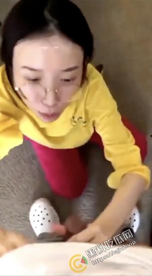 犯错了的老婆为了求原谅 强行给老公跪舔口交 这就认错态度 只能选择原谅她了-1