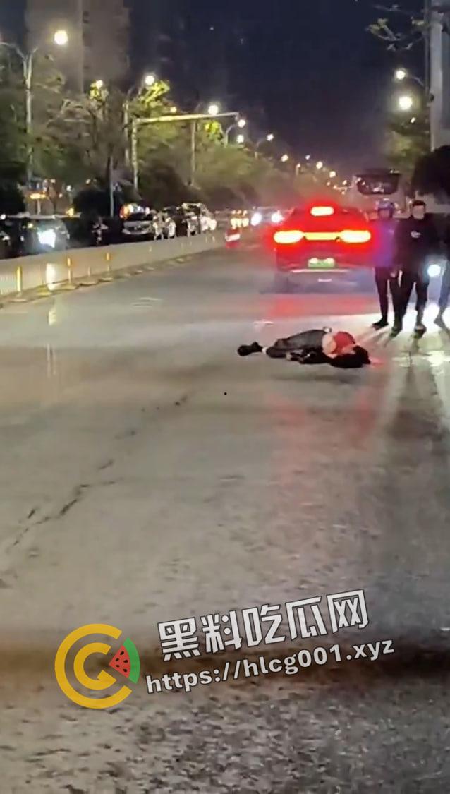 武汉工程科技学院门口血案！女友出轨 男子捅死小三 这就是爱啊 现场血腥视频流出-3