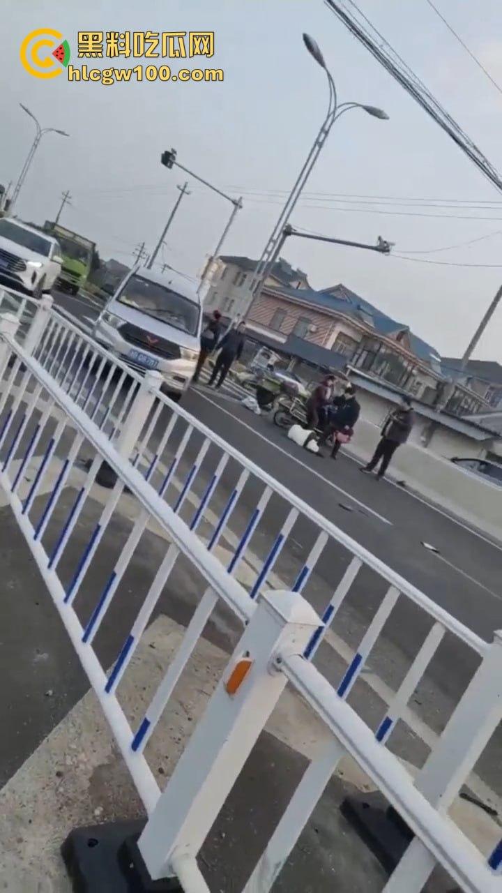 周西公路发生车祸，小米SU7撞倒三名上学孩子，公务员车主拘留仅一个月，家里关系硬就是可以为所欲为！-10