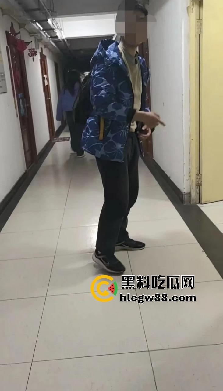 清华大学理工男【张植瑞】潜入华北电力偷拍被抓，手机藏大量师生厕所视频，斯文禽兽有辱清华之名！-9