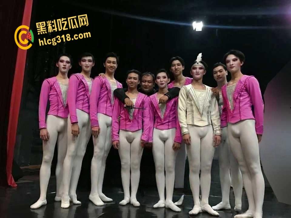 舞蹈职业学校包养成风,学芭蕾骚鸡巴撑破丝袜,艺术男的学芭蕾是给男同开肚操洞?!-3
