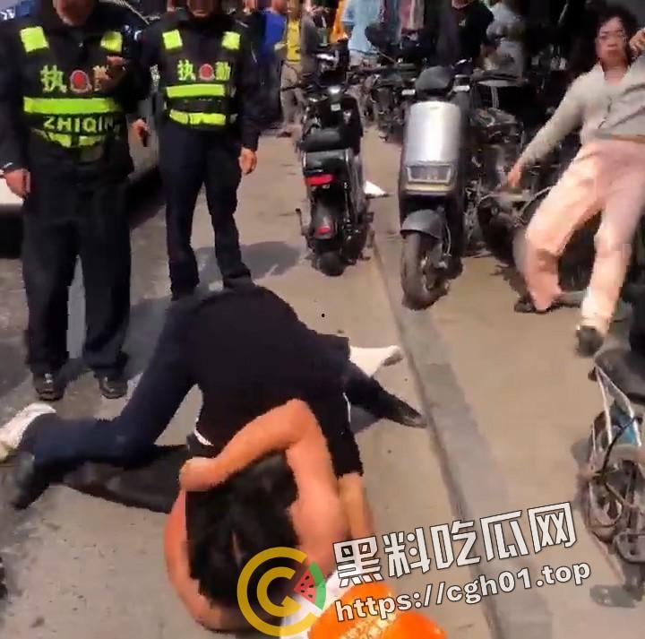 广东番禺 公公出轨儿媳 一家人街上大打出手 场面混乱  民警来了也束手无策-6