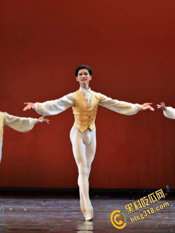 舞蹈职业学校包养成风,学芭蕾骚鸡巴撑破丝袜,艺术男的学芭蕾是给男同开肚操洞?!-5