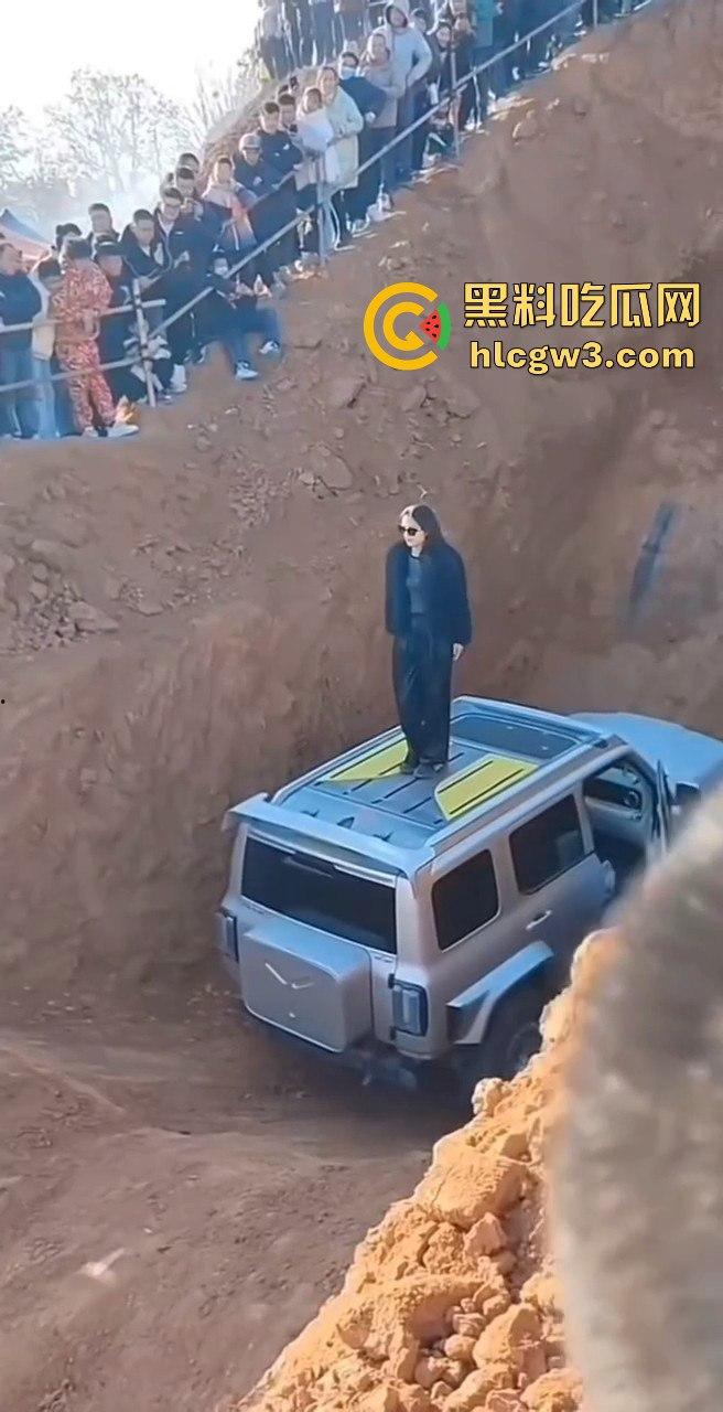 山西晋城越野翻车名场面！女子开着坦克300狂装逼，跳舞得瑟不过瘾，下一秒翻车卡得爬不出来！-1