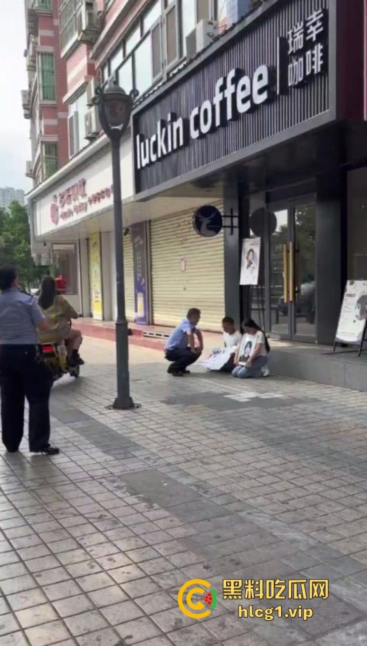 安康市汉阴步行街 瑞幸咖啡一店长【胡鑫】诱骗17岁女孩致其服毒自杀！-5
