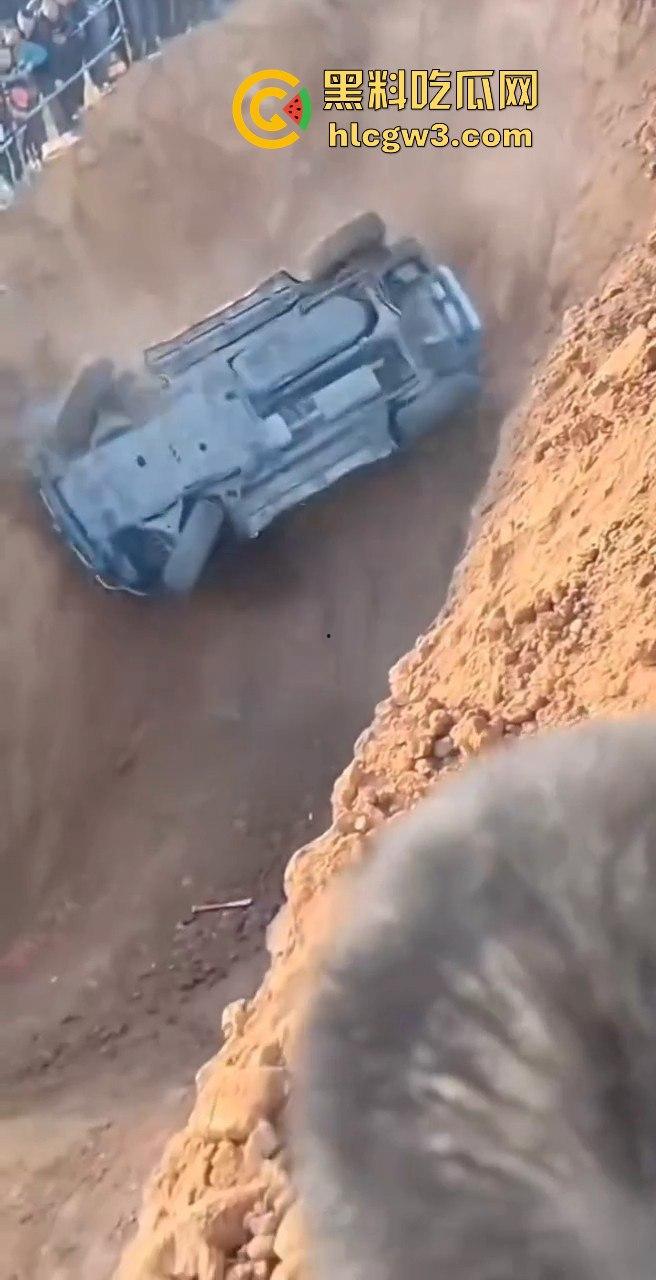 山西晋城越野翻车名场面！女子开着坦克300狂装逼，跳舞得瑟不过瘾，下一秒翻车卡得爬不出来！-8