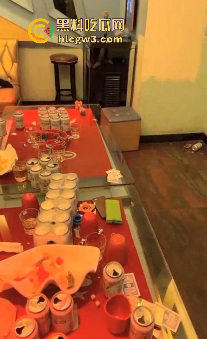 KTV包厢变炮房 黑丝小妹喝多了直接当众开操 精神小伙顶到叫声回荡 做爱全程兄弟拍 姐妹看热闹！-2