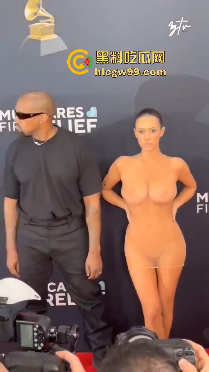 侃爷的老婆在格莱美颁奖典礼造型曝光，一次比一次严重了，基本全裸了，这是侃爷有绿帽倾向还是比安卡有暴露癖？-6