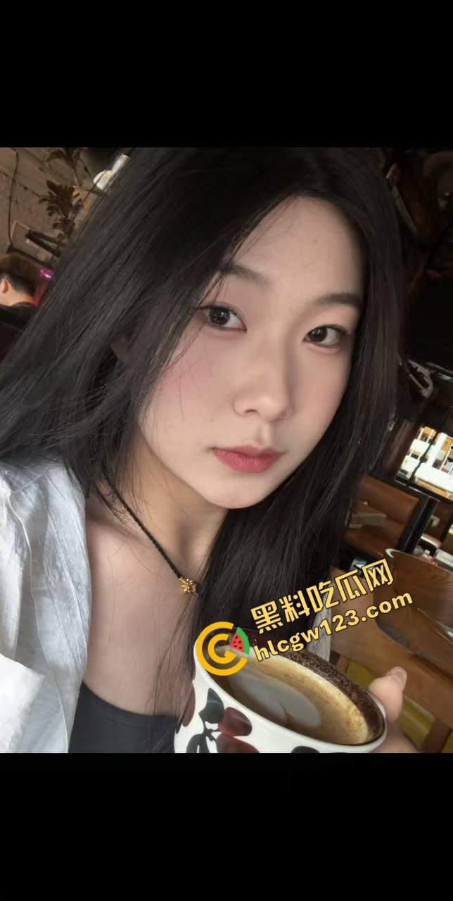 闺蜜双人床上大战，一根双头鸡巴插爆俩逼，谁都不当受，轮着干，姐妹变炮友这才叫姐妹情深！-4