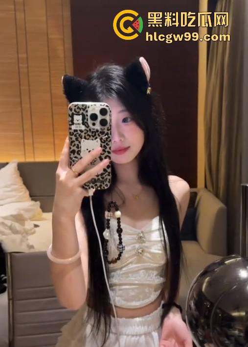 抖音清纯网红 【小妍my】榜一大哥私拍视频流出 隔着袜子舔自己的嫩足 表面乖巧小妹妹 私下这么淫荡!-2