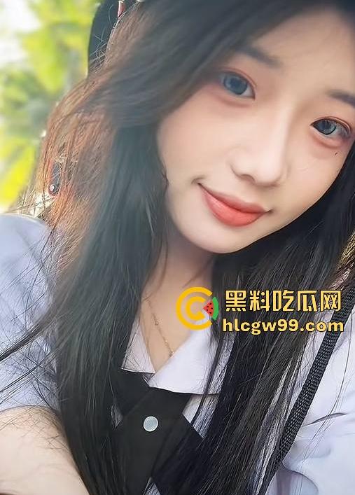 抖音清纯网红 【小妍my】榜一大哥私拍视频流出 隔着袜子舔自己的嫩足 表面乖巧小妹妹 私下这么淫荡!-4