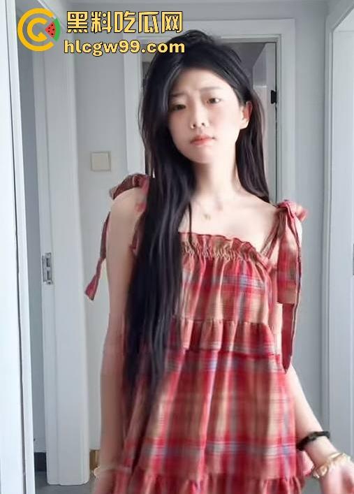 抖音清纯网红 【小妍my】榜一大哥私拍视频流出 隔着袜子舔自己的嫩足 表面乖巧小妹妹 私下这么淫荡!-5