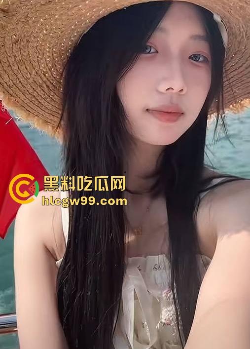 抖音清纯网红 【小妍my】榜一大哥私拍视频流出 隔着袜子舔自己的嫩足 表面乖巧小妹妹 私下这么淫荡!-6