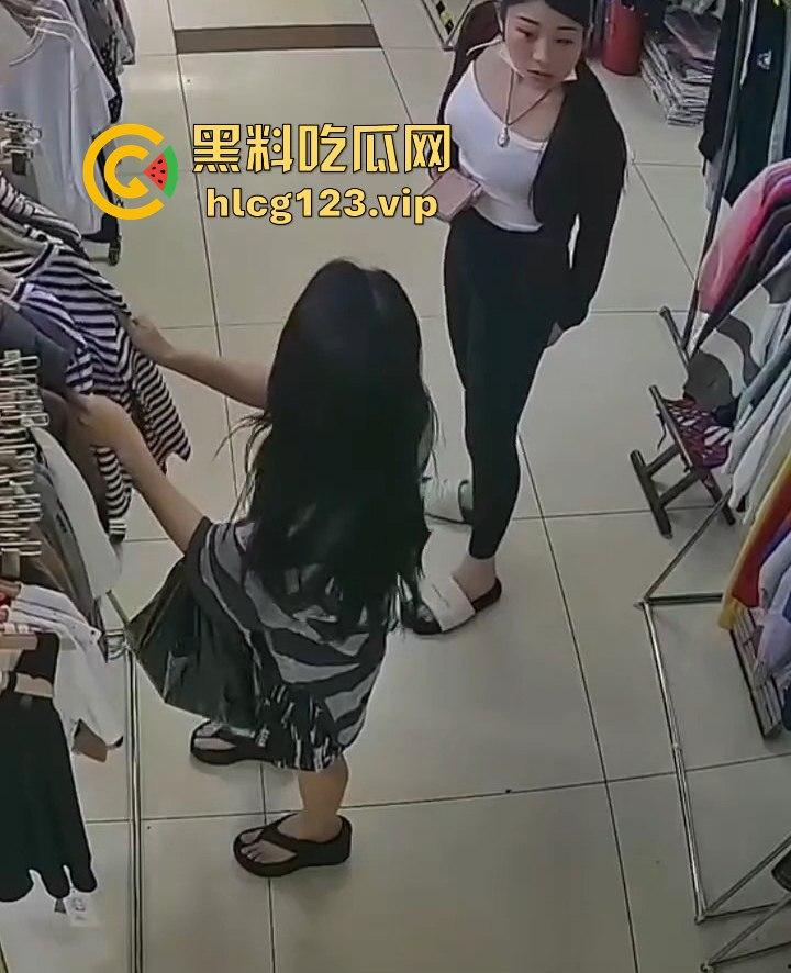 国服快枪手出手！商场里对鲨鱼裤妹子来了一发，美女懵逼问为什么往我裤子上喷水？-1