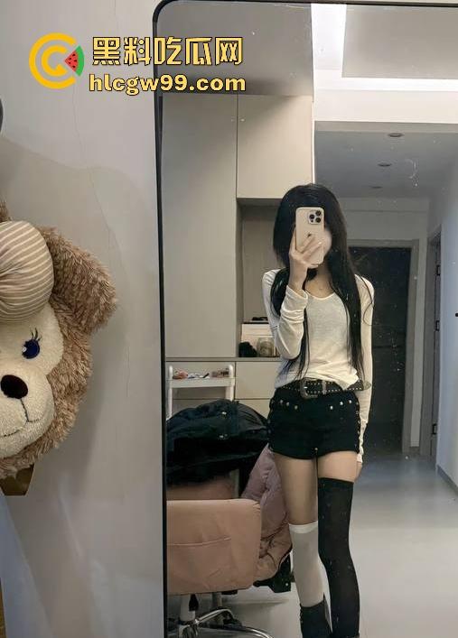 抖音清纯网红 【小妍my】榜一大哥私拍视频流出 隔着袜子舔自己的嫩足 表面乖巧小妹妹 私下这么淫荡!-10