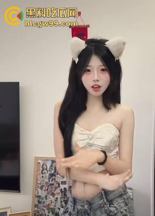 抖音清纯网红 【小妍my】榜一大哥私拍视频流出 隔着袜子舔自己的嫩足 表面乖巧小妹妹 私下这么淫荡!-11