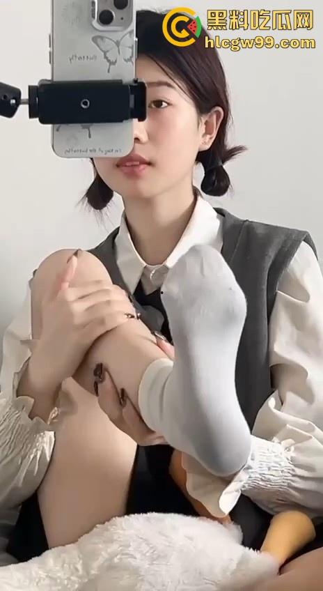 抖音清纯网红 【小妍my】榜一大哥私拍视频流出 隔着袜子舔自己的嫩足 表面乖巧小妹妹 私下这么淫荡!-12