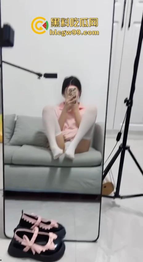 抖音清纯网红 【小妍my】榜一大哥私拍视频流出 隔着袜子舔自己的嫩足 表面乖巧小妹妹 私下这么淫荡!-14