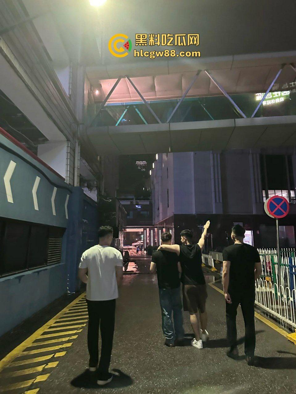 四川成都男gay肌肉健身男团，包下公共厕所大鸟转转激情搞鸡，各自脱光全裸导管撸铁！-1