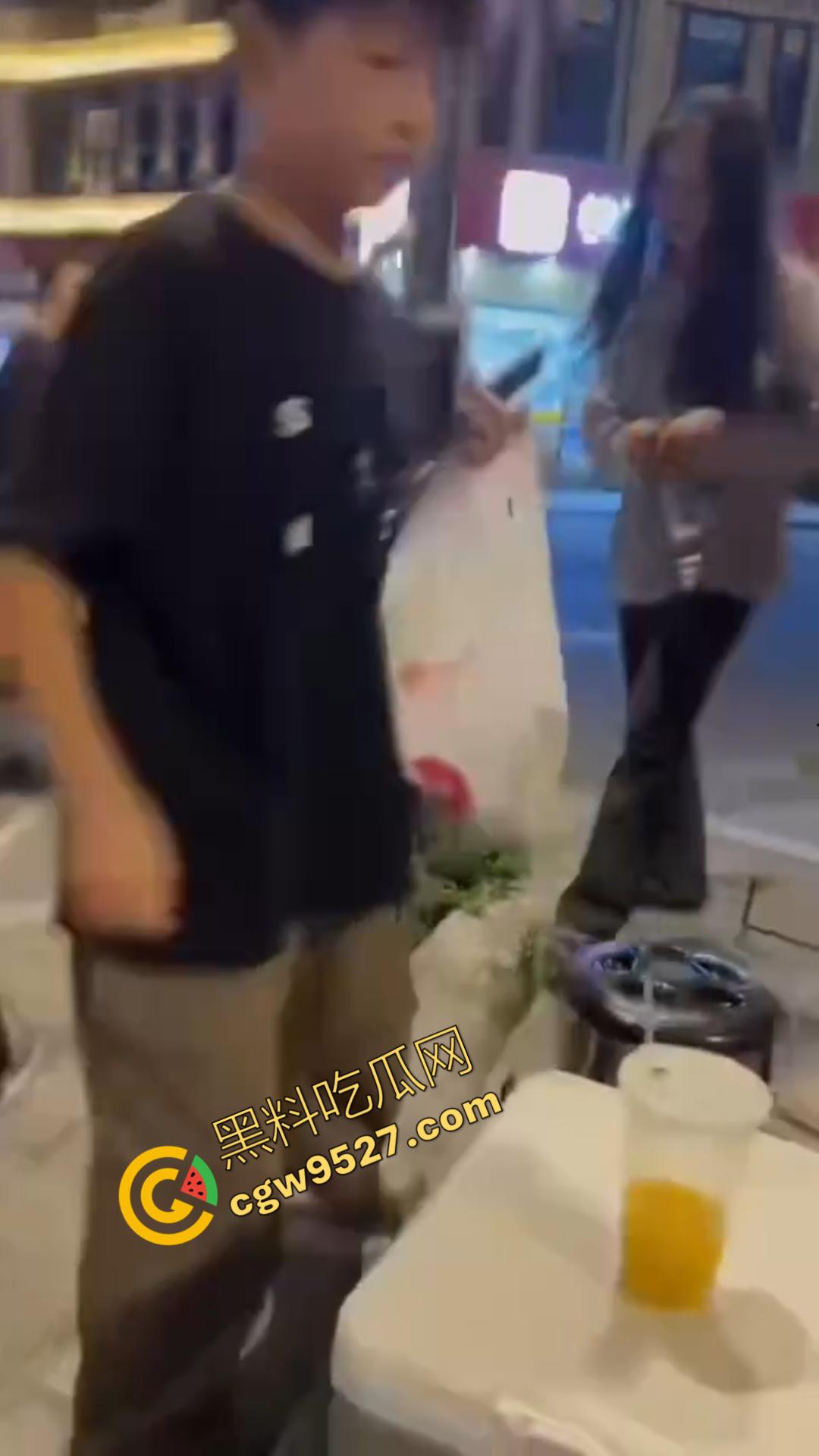 广州神秘女子街头持刀追赶小孩，目光疯狂行为诡异，一名疑似精神疾病患者引发恐慌被网友热议！-3