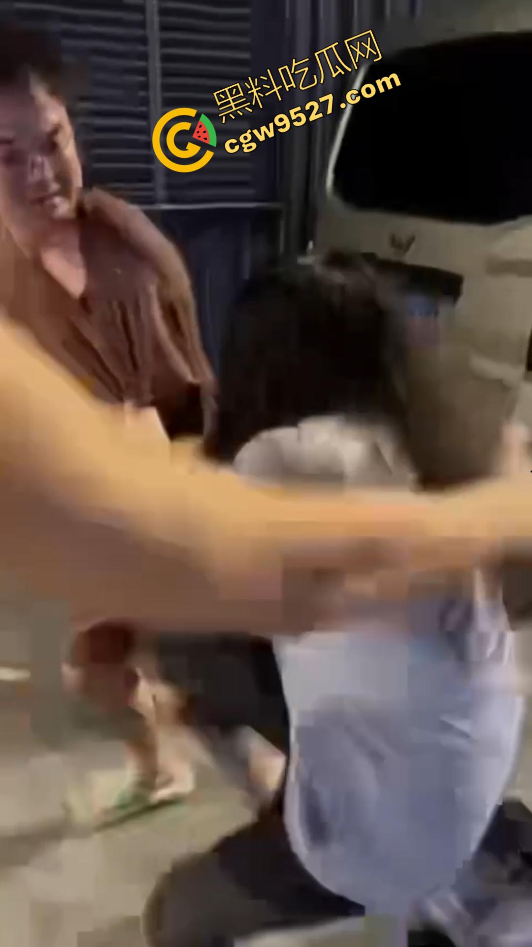 广州神秘女子街头持刀追赶小孩，目光疯狂行为诡异，一名疑似精神疾病患者引发恐慌被网友热议！-7