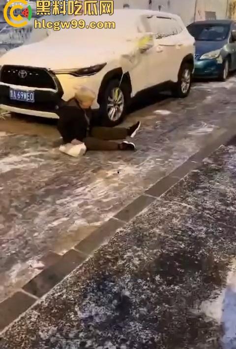 老奶奶摔倒无人敢扶,黑龙江街头上演最扎心一幕,路人害怕惹麻烦直接拒绝让我过个好年!-1