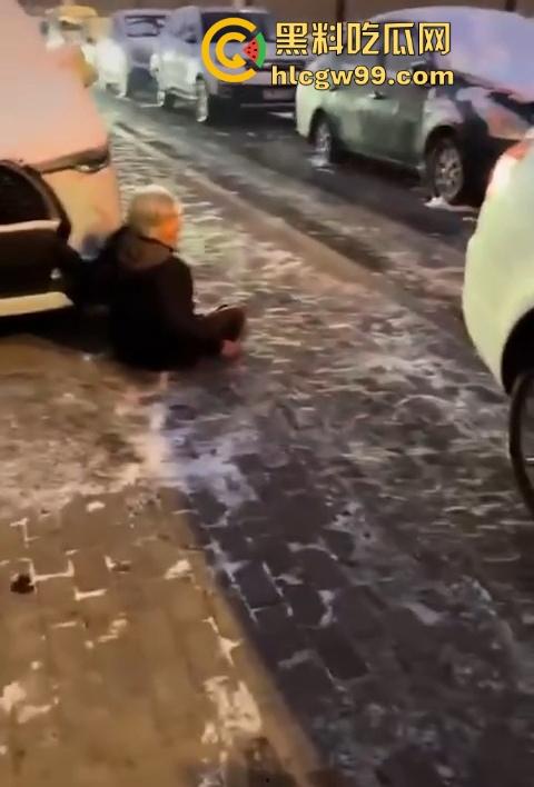 老奶奶摔倒无人敢扶,黑龙江街头上演最扎心一幕,路人害怕惹麻烦直接拒绝让我过个好年!-4