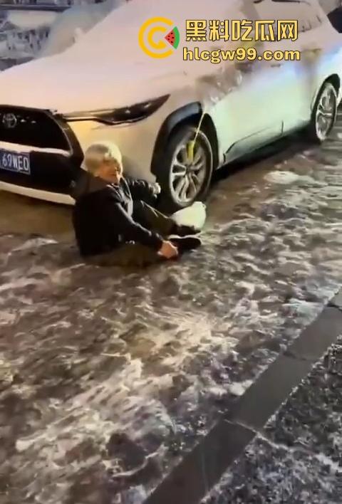 老奶奶摔倒无人敢扶,黑龙江街头上演最扎心一幕,路人害怕惹麻烦直接拒绝让我过个好年!-6