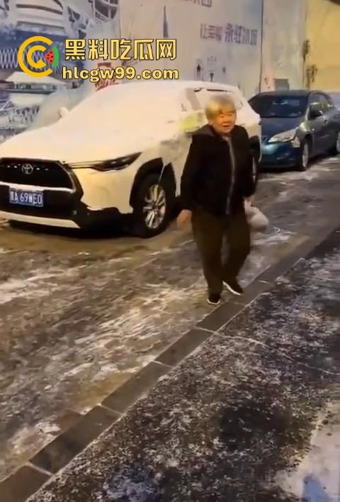 老奶奶摔倒无人敢扶,黑龙江街头上演最扎心一幕,路人害怕惹麻烦直接拒绝让我过个好年!-8