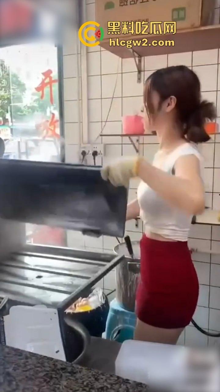 这么卷吗？广东中山市网红店【肠粉姐姐】黑丝长腿大美女现在卖肠粉都需要低胸职业装-12