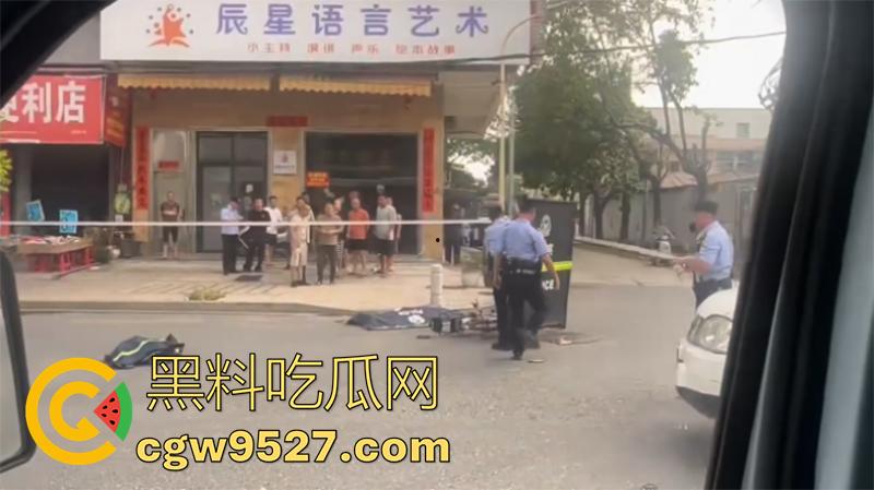 广东揭阳恐怖凶案现场，榕城东寨一男子，被女友戴绿帽后，精神崩溃发疯，当街将女子砍死！-10