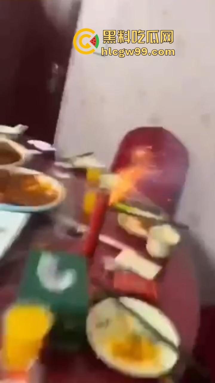 不是一家人，不进一家门！老公饭桌上点二踢脚炸饭桌，老婆家里放鞭炮炸逼治宫寒，夫妻俩比谁更硬核！-3