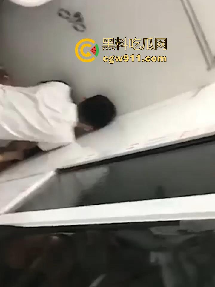 久违的同学聚餐秒变激情打炮现场！小哥灌醉女同学厕所缠绵猛插，在卫生间席地而干，下身全裸猛烈狂干！-3