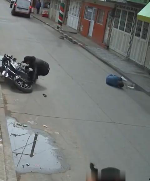 国外街头暗杀现场曝光：男子被暴徒直接爆头，警察瞬间反击，匪徒命丧街头，剩者逃窜，命运堪忧-5