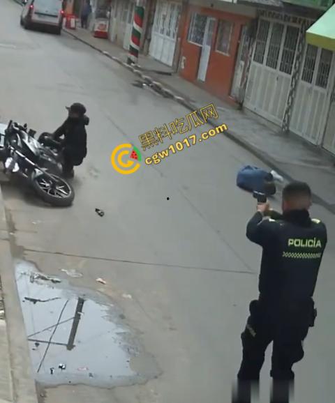 国外街头暗杀现场曝光：男子被暴徒直接爆头，警察瞬间反击，匪徒命丧街头，剩者逃窜，命运堪忧-6