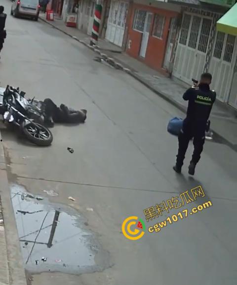 国外街头暗杀现场曝光：男子被暴徒直接爆头，警察瞬间反击，匪徒命丧街头，剩者逃窜，命运堪忧-7
