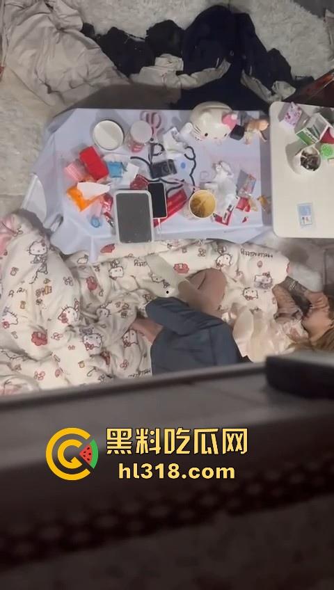 骚逼精神小妹把男朋友带回宿舍打炮，席地而坐直接猛插，现场鲜艳无比，妹子上铺室友看得逼都快湿了！-8