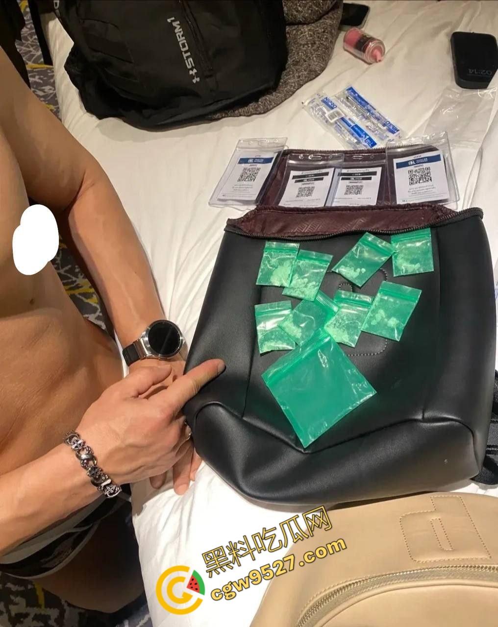 泰国曼谷100多人吸毒淫乱派对现场曝光！大汉赤身露体，互相慰藉，屁眼同时插入两只大屌！-4