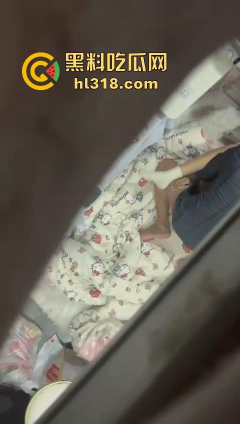 骚逼精神小妹把男朋友带回宿舍打炮，席地而坐直接猛插，现场鲜艳无比，妹子上铺室友看得逼都快湿了！-9