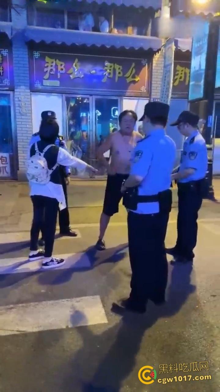 浙江金华万盛南街，油腻大叔被小仙女制服还扒掉衣服，还告知警察自己被猥亵，网友纷纷讨论是女的诬陷大哥 !-7