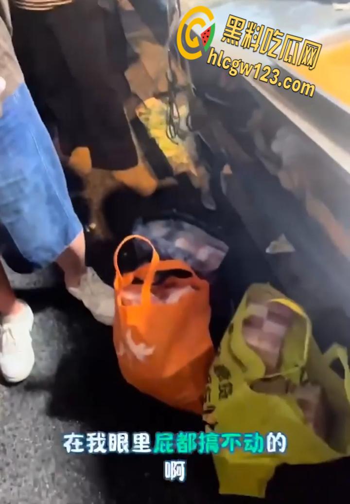 宝马哥豪掷300万现金街头撒钱,霸气扬言买奔驰砸烂,钞票狂舞撩爆全场!-7