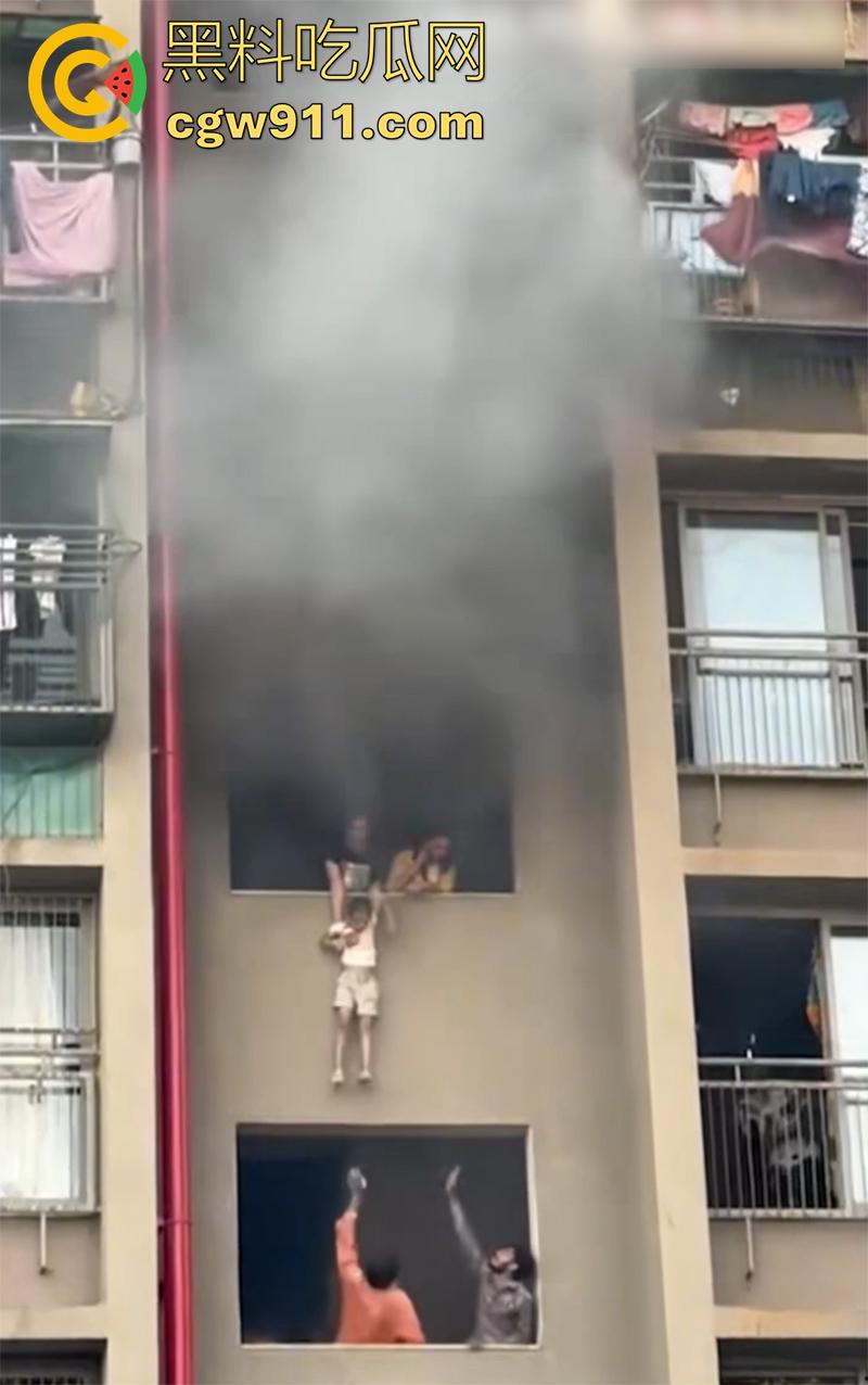 印尼某小区发生火灾，电瓶车爆燃无法下楼，两男子化身超人，在楼下窗口接孩子，实在太惊险了！-5