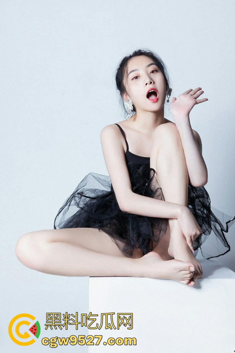 极品身材长腿舞蹈生，颜值清纯美腿性感诱人，跪地吃鸡女上位骑乘，无套爆操内射灌精！-6