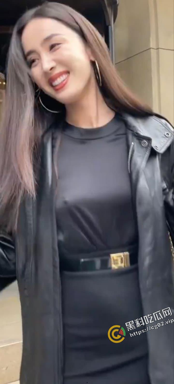 古力娜扎 去了国外不穿内衣 真空凸点 被追星粉丝蹲拍流出-3