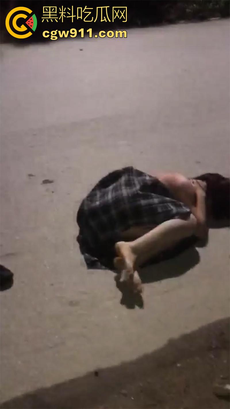 广西翻版陈美娇，靠逼勾引男人见人就睡，结果被其女友发现，带人直接围堵群殴，直接打到下跪磕头！-6