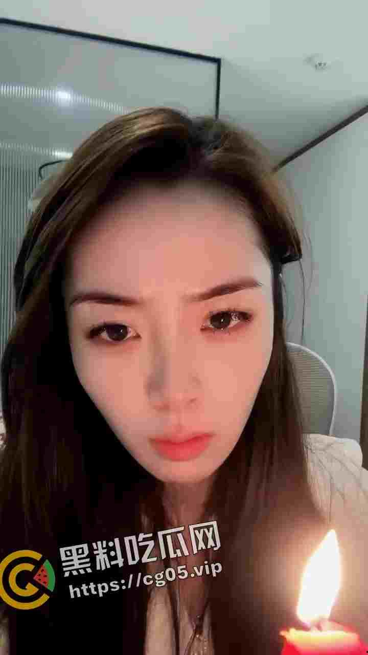 抖音女主播PK失败后自虐 滴蜡在胸上 生吃点燃的香 皮筋弹手臂 多少有点受虐癖 老夫怀疑你就是好这口才输的-1