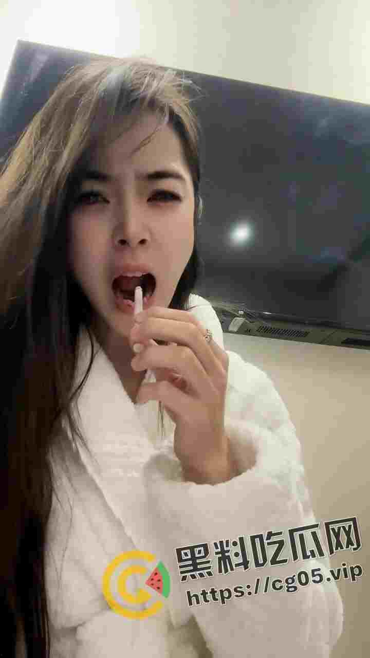 抖音女主播PK失败后自虐 滴蜡在胸上 生吃点燃的香 皮筋弹手臂 多少有点受虐癖 老夫怀疑你就是好这口才输的-3