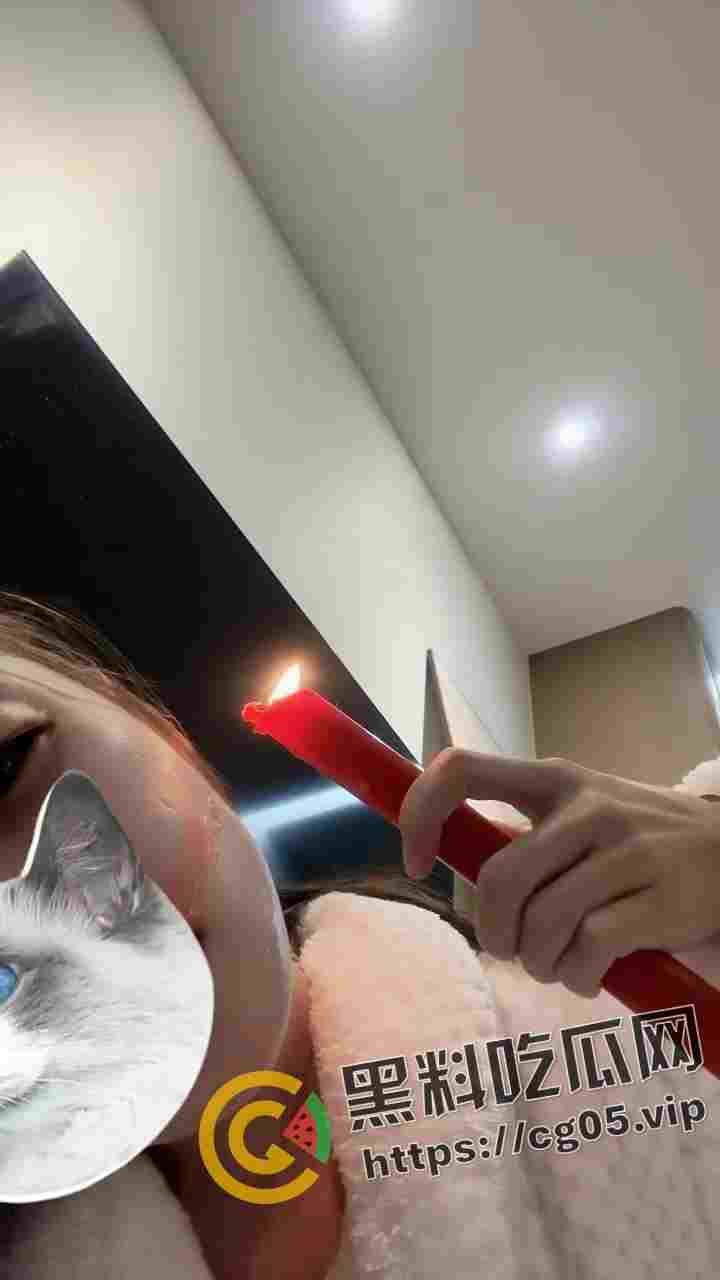 抖音女主播PK失败后自虐 滴蜡在胸上 生吃点燃的香 皮筋弹手臂 多少有点受虐癖 老夫怀疑你就是好这口才输的-7