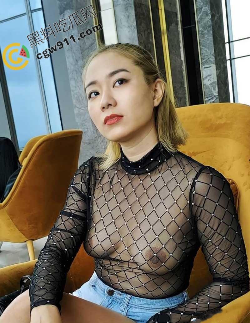 湖南人妻【黄小桃】的大胆暴露挑逗！真空逛街，夹着肛塞大胆露穴，寻求刺激后被爆操-2