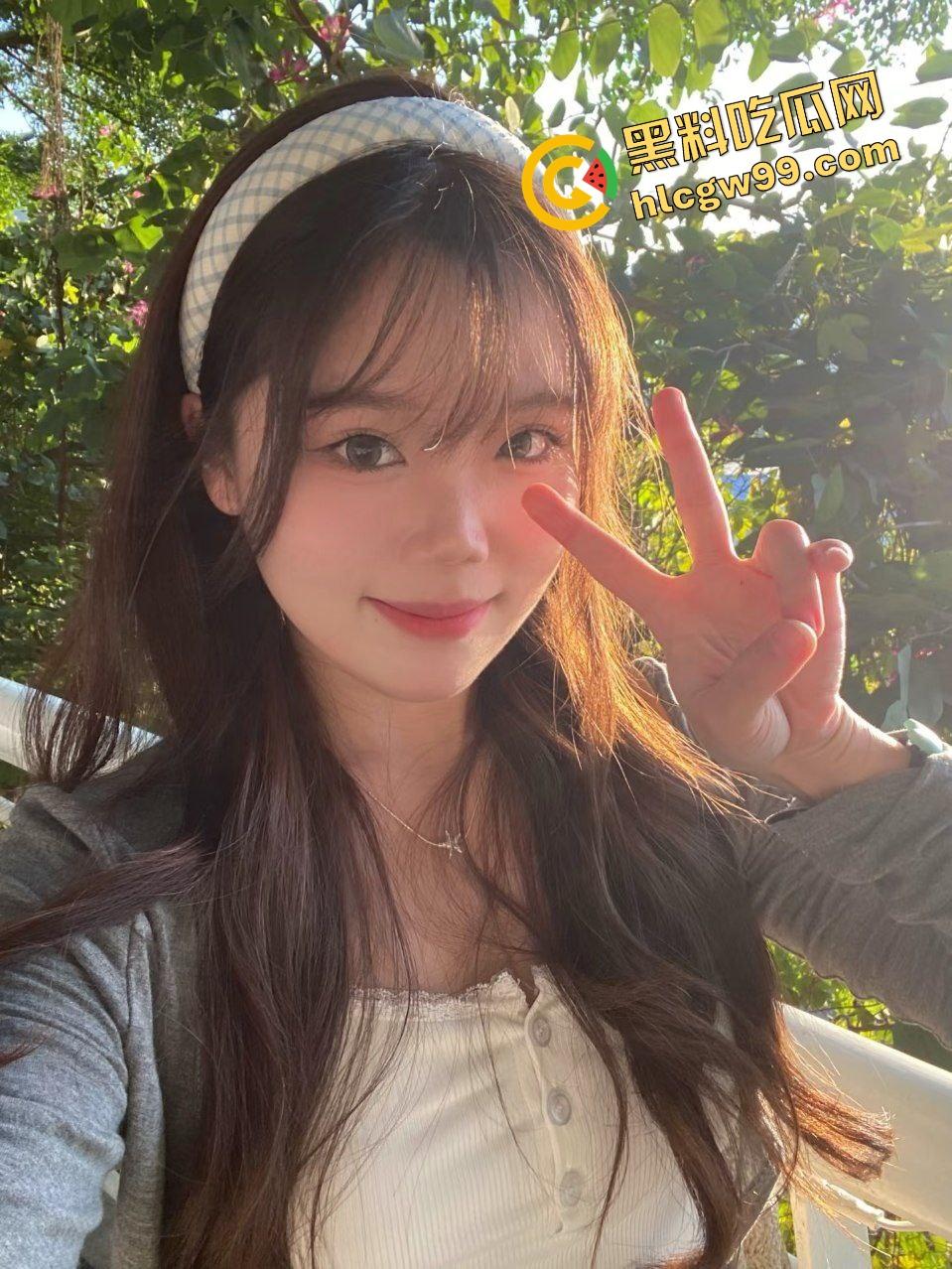 广西高校淫荡反差母狗【胡晓怡】饥渴难耐跑到男友宿舍做爱，当着舍友面直接卧床操逼！独家曝光流出！-4